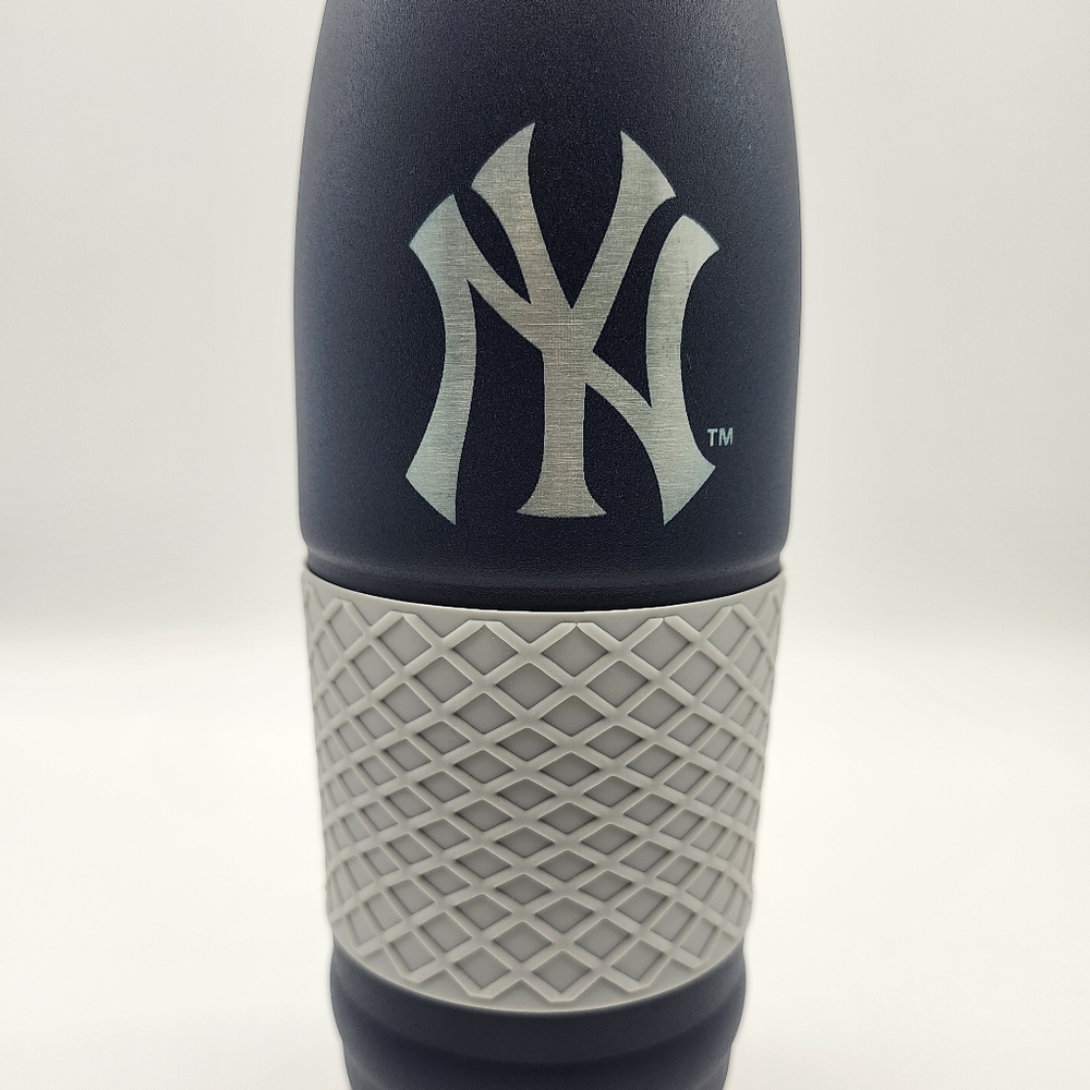 New York NY Yankees Vacuum Insulated Water Bottle Great American 20 Ounce MLB - Picture 7 of 7